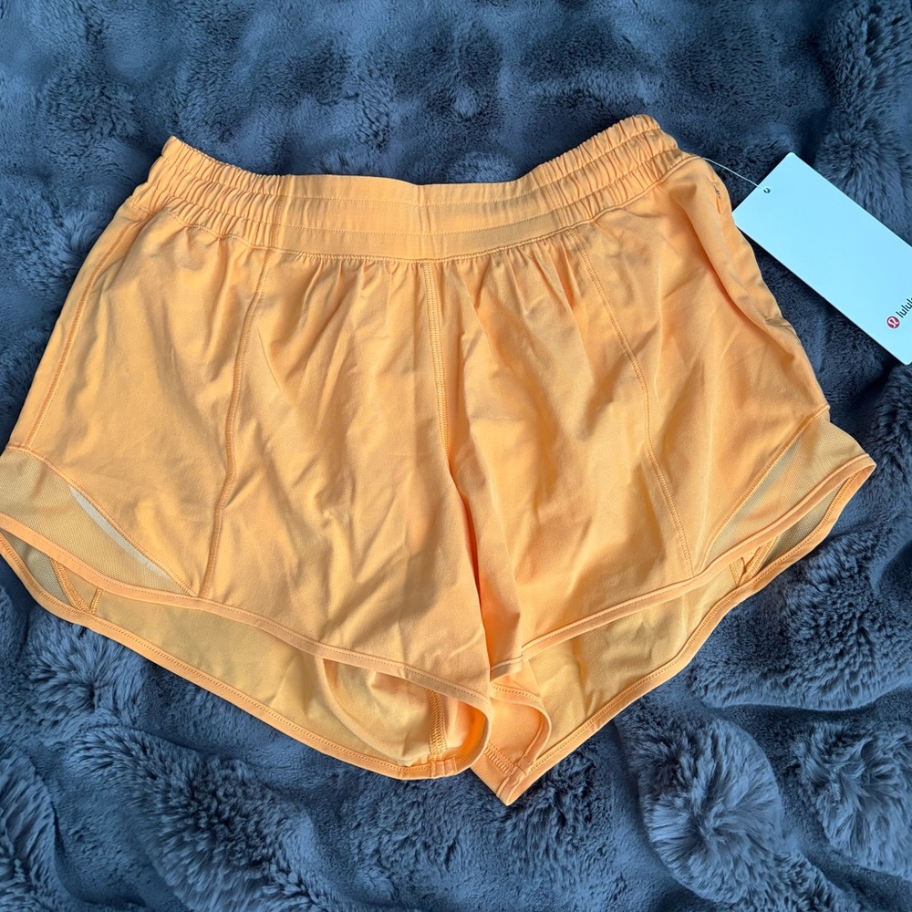 Lululemon Hotty Hot LR Short 4” Lined